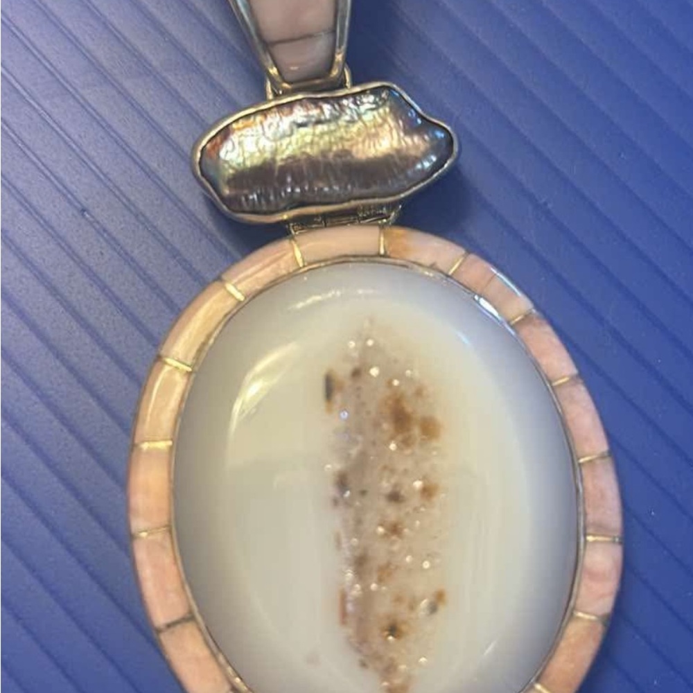 Elegant Pink and Gold Pendant Necklace